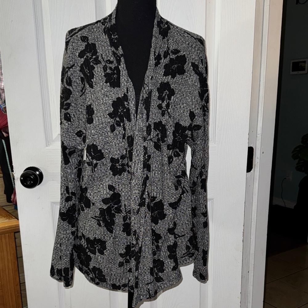 Time and Tru Gray Floral Long Sleeve Camisole